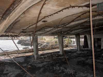 Siamo in un "inferno" di muri anneriti e tubi arruginiti che penzolano dall'alto: si fa fatica a pensare che in un luogo cos� degradato abbia accolto cantanti cos� famosi